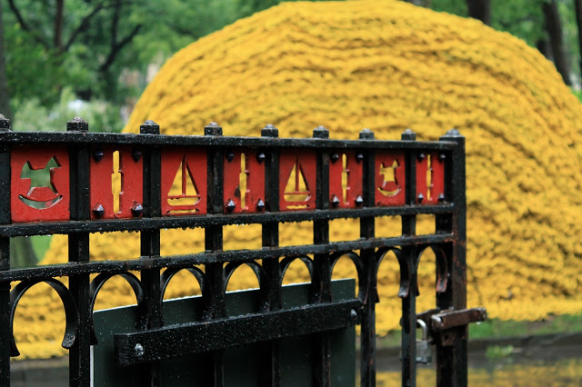 orly-genger-art-installation - rainy day in NYC