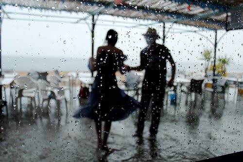 couple-dancing-in-the-rain-patranila-project