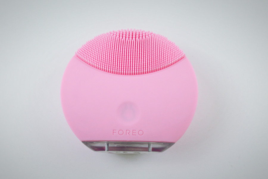 FOREO Luna Mini in Petal Pink. The front of the device has small silicone touch points best for dry skin.