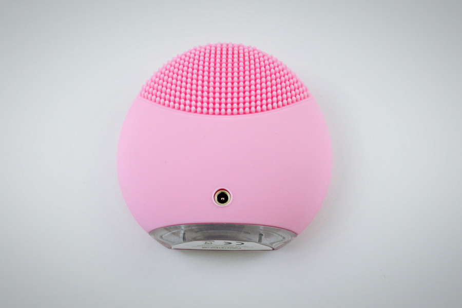 The back of the FOREO Luna Mini has large silicone touch points best used for oily skin.