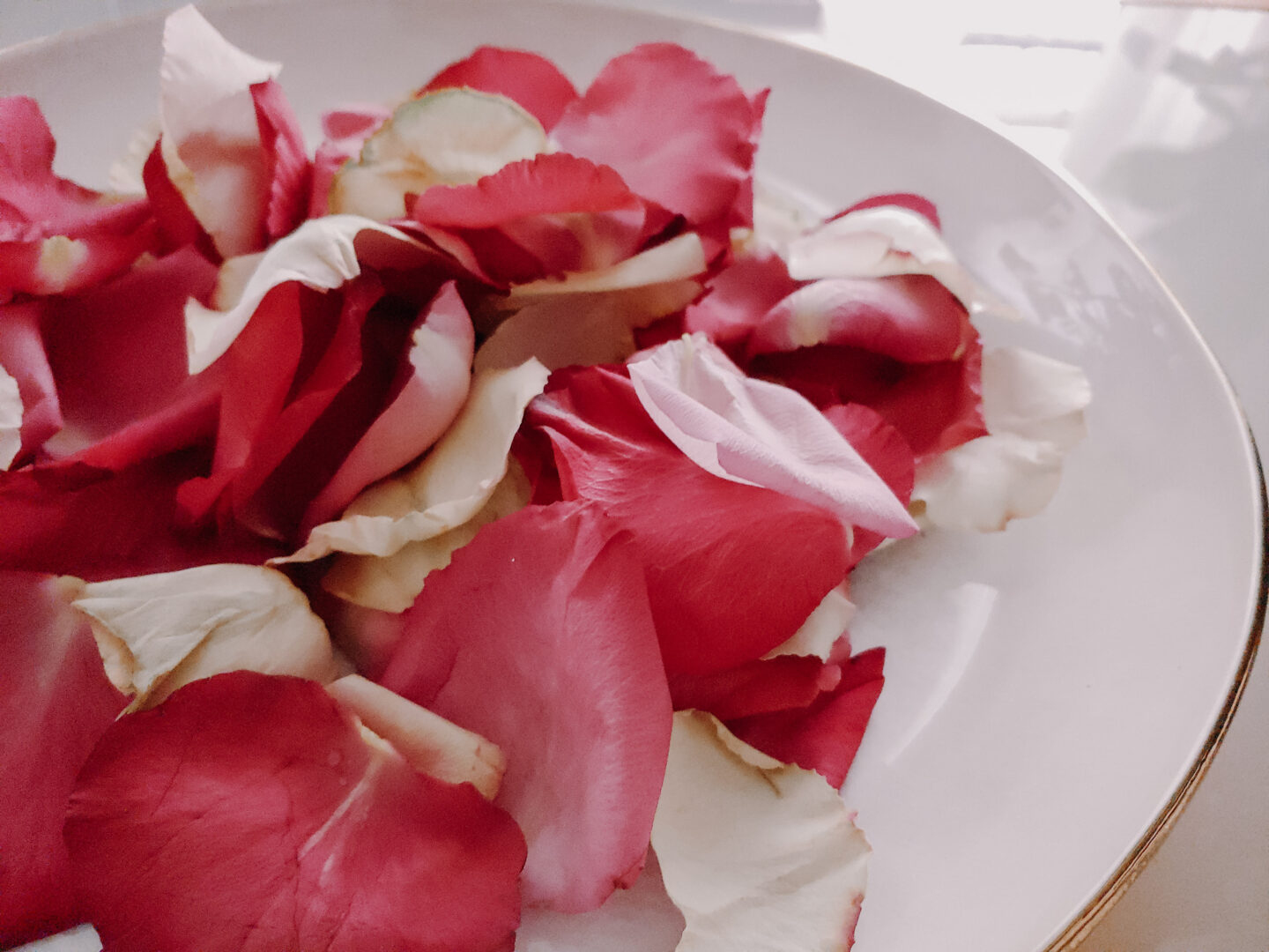 rose petals in a plate create an additional flower feature